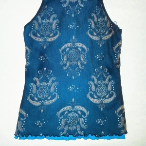 Y2k top - Supersöt blå vintage topp, två lager yttersta är glittrigt mesh och understa är ett stretchight blått tyg. I ganska bra skick men mindre tecken på användning finns 💖💖💖 passar både XS och XXS