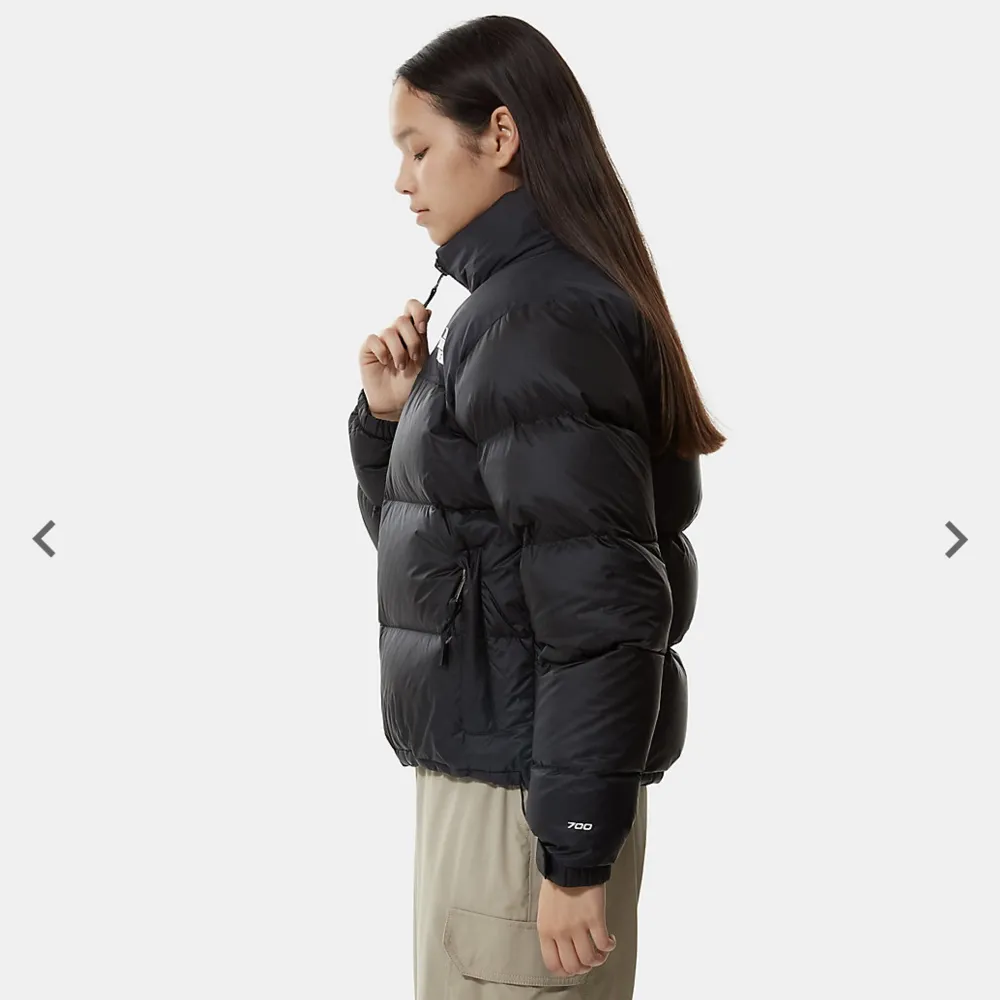 Hej!  Säljer en jacka från The North Face i modellen Women's 1996 Retro Nuptse Jacket i färgen svart och i storlek S. Nypris för denna är 3699kr och jag säljer den för 2500kr. Den är använd ett fåtal gånger men i nyskick. Skriv om ni vill ha egna bilder. . Jackor.