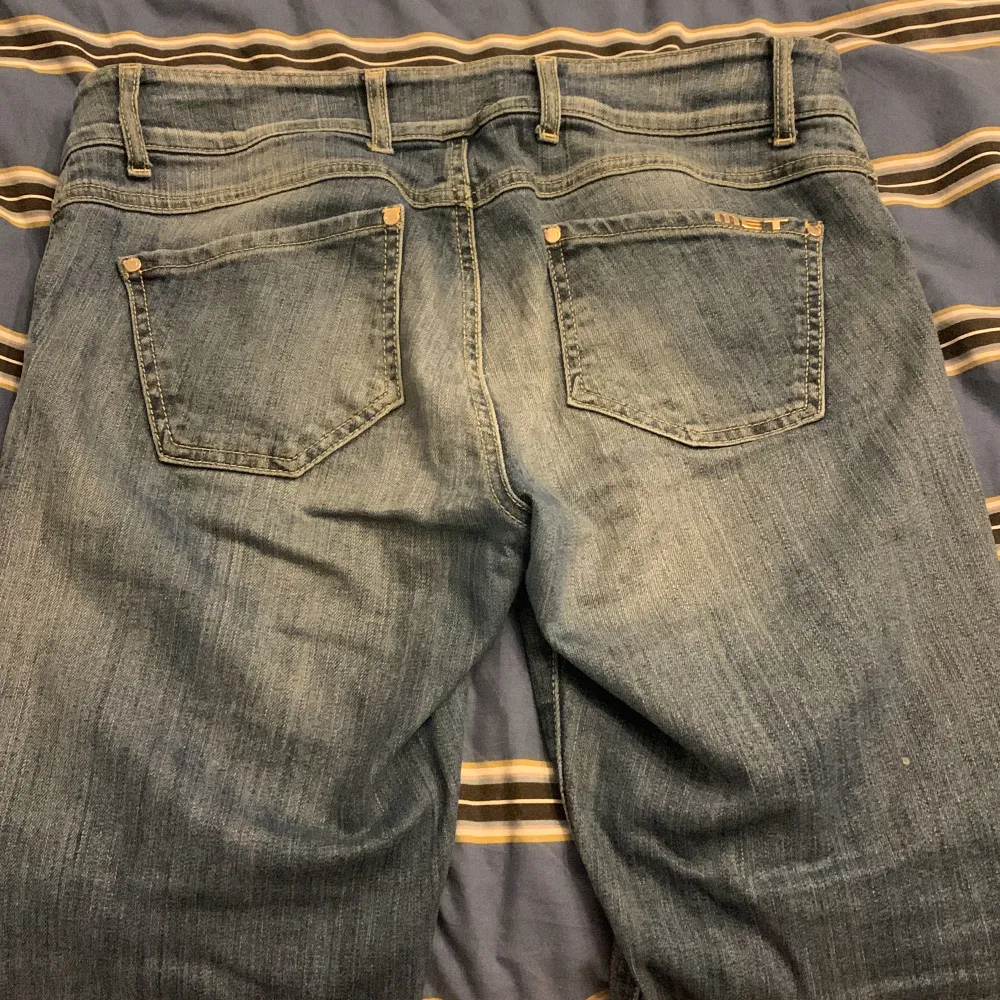 Fina lågmidjade jeans från MET 💙finns parljetter på slutet av jeansen men bara på insidan men går att inte visa det 🫶🏼storlek:30. Jeans & Byxor.
