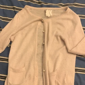 Fin stickad kofta - Fin stickad kofta😍vet dock inte vart den e från!! Andvänd några gånger👑storlek:M