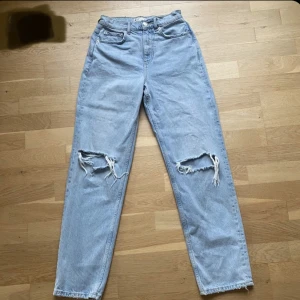 Jeans  - Dessa jeans är knappt använda!!  Använt någon gång men inget fel på dom.  Jeansen är i stolek 34