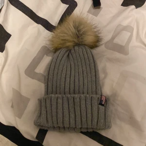 Mössa - Säljer på grund av att den inte kommer till användning, top skick! Stretchiga.