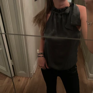 Så snygg halternecktopp💚 - Jättenajs halternecktopp💞💞💞Så najs till fest i en sån fin färg😍😍I jättebra skick! Passar till allt☺️Kan knytas på många olika sätt!