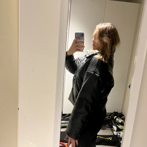 Svart skinnjacka  - Så skönt och stilren vinterjacka som går att styla till allt!  Använd endast en säsong Som ny