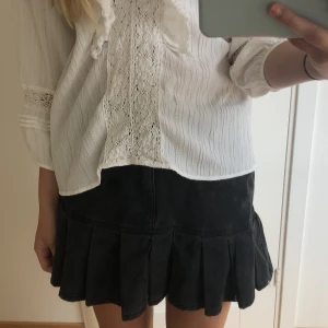 Kjol  - Kjol från pull and bear💗💗man kan ha den lite högre eller dra ner den så att den blir lågmidjad