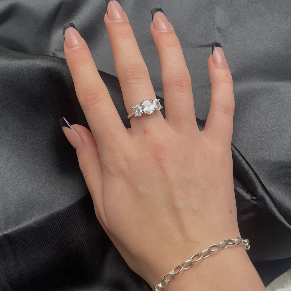 Första ringen är äntligen här, Hannah😍Hannah är en super fin sterling silver ring med tre vackra stenar! Ringen kommer med påsen på tredje bilden! 925s stämplad! GRATIS FRAKT❗️. Accessoarer.