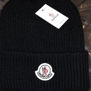Moncler mössa - Jag säljer en helt nya moncler mössa då den inte passade mig jättebra