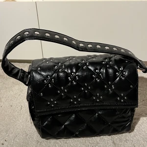 Nunoo väska - Oanvänd nunoo väska med fina detaljer! RYMLIG💕 prislappen kvar! Nypris över 1000 kr⭐️