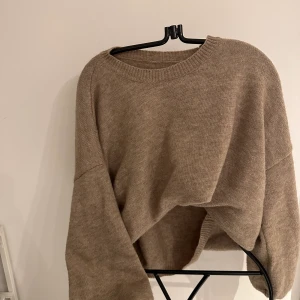 Stickad tröja - En jättefin beige/brun stickad tröja. Väldigt stretchig. Vet dock inte vart den är ifrån. stl S/M. 💖