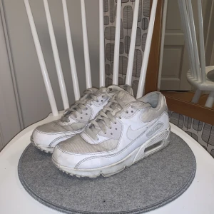 Nike airmax 90 storlek 38,5 - Helvita Nike airmax 90 i storlek 38,5 De är rätt så slitna men det mesta går att tvätta bort. Köpare betalar frakt på 66kr. OBS! Ingen skolåda medföljer.
