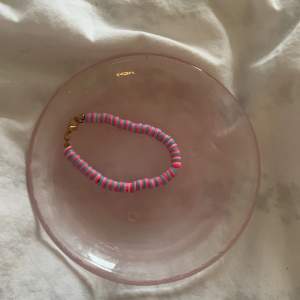 Armband med rosa och blåa clay beads!  Frakt ingår 