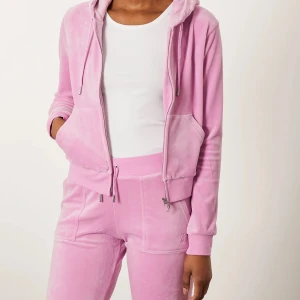 Rosa juicy sett💗💗 - Intresse koll på mitt fina juicy couture sett💗 koftan är i storlek S men passar mig som vanligtvis har xs. Byxorna är i xs. Det finns inga  skador på något av delarna förutom att en metallbit på snöret har gått av men annars är de som nya💗