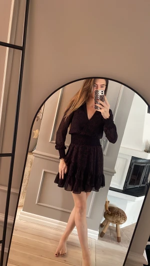 Klänning från Michael Kors - Söt klänning från Michael Kors med vinröda stjärnor i mönstret, en perfekt julklänning helt enkelt ✨ Endast använd vid något enstaka tillfälle. Stl xs men passar även större beroende på hur man vill att den ska sitta.  Nypris: 1.600kr