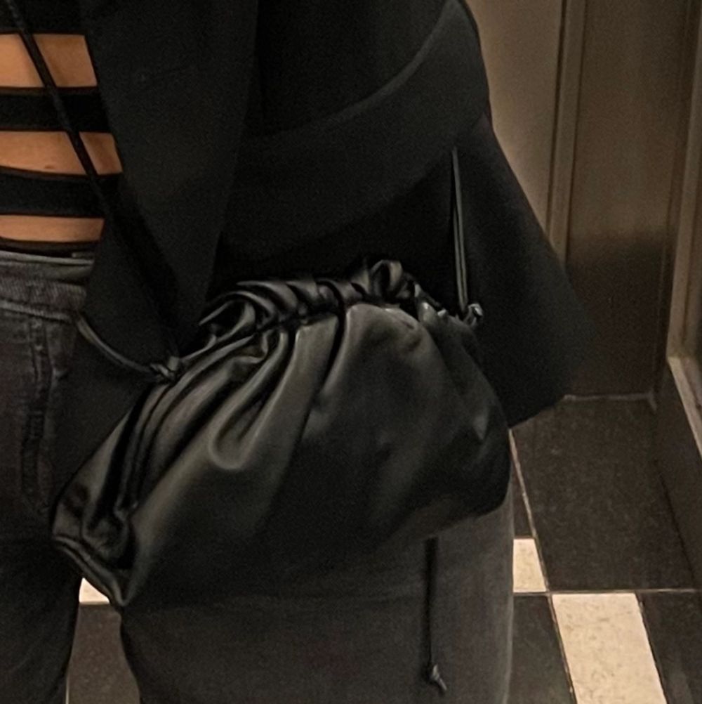 Säljer nu min nya väska från Bottega, köpt på NK i Göteborg för 17.900 kr. Kvitto och dustbag medföljer. Använd kanske max 5-6 gånger annars bara legat i dustbagen, inga defekter! . Väskor.