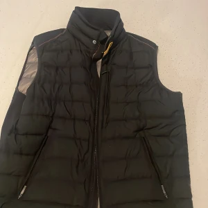 Parajumper Väst - Storlek XL  Nypris: 3,5  Mitt pris: 1  