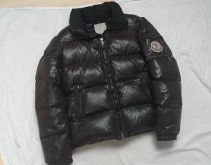 Moncler puffer jacket - Säljer av en av mina vintage moncler jackor nu inför vintern! Oerhört varm och sjukt fint skick!  8/10 i skick då den är använd men ena dragkedjan är lite seg. Oerhört varm nu inför den kalla vintern👍 När de är något mörkare ute ser den ut som svart👍