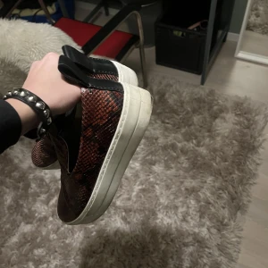 By Malene Birger skor - As snygga slip-ons från by malene birger. Säjer pga tyvärr förstora. Skriv om ni har frågor❤️