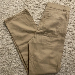 Jeans strl 36 - Raka Beiga jeans från bikbok! Passar i längden på mig som är 178cm  Pris går att diskutera 