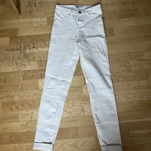 Högmidjade skinny jeans från lager 157. Stl s