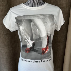 Ny Topp i stl.M  - Oanvänd topp i stl.M  Såg nu vid fotografering att det är ett litet hål bak i ryggen (måste funnits där sen köp då tröjan är oanvänd), se sista bild.  Annars är tröjan i nyskick