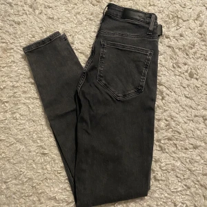 Jeans strl S - Tajta jeans från bikbok. Korta på mig som är 178cm.  Pris går att diskutera. 