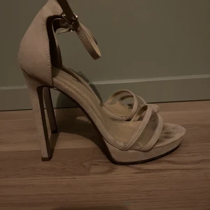 Beiga klackskor  - Andvända vid 2 tillfällen.  Storlek 39.