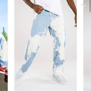 Mönstrade jeans från jaded london, blå och vit färg i stl 32/30 men passar även L32, använda Max en gång så i ny skick! 