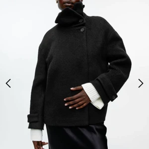 Arket jacka  - Jacka från arket. Köpt nyligen, använd tre ggr. Är därför som i nyskick, säljer pga att jag känner att den inte riktigt passar min stil. Annars jättefin jacka😍  