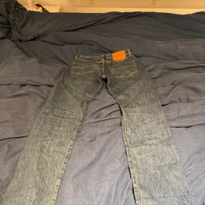 Levi’s jeans 501 baggyjeans - Ett par levi’s jeans 501:or som är mörkblå superbra skick och använda en gång.