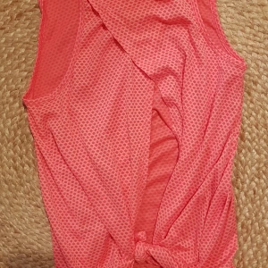Ny SOC träningstopp. Korall med öppen rygg. - Så fin träningstopp. Helt ny. SOC, xs. Köpt på Stadium. Korallröd.