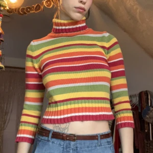 randig polotröja - Jättesöt stickad polotröja med såå fina färger på ränderna som passar till alla årstider! 