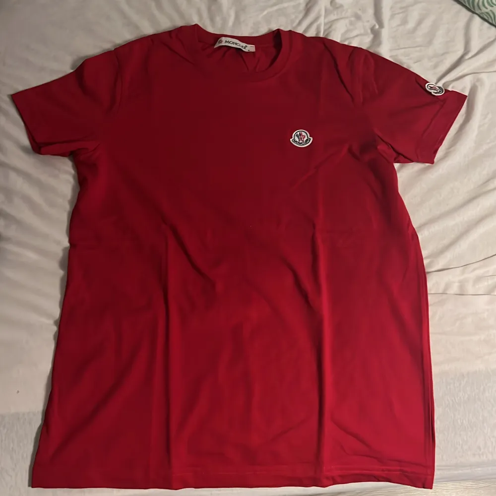 2 moncler t shirts som jag köpte i Turkiet för 2 veckor sedan använd de 1 gång och de är 1:1 A kopior. Storlek S, 1 för 250 2 för 400. T-shirts.