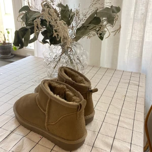 Låga Uggs - Ej äkta! helt nya och aldrig använda då de var snäppet för små för mig. Har vanligtvis sko storlek 38/39. Har en mindre grönfärgad i verkligheten och är kallare brun än vad kameran kan fånga upp. 