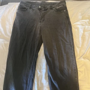 Junkyard - Köpta på junkyard i Stockholm. Sitter nice o baggy, passar 32-36. Har ett par ljusblåa också och om ni vill ha dom också så kan man få båda för 400:) Kolla gärna in resten av min profil:)