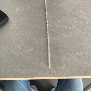 Cordell silver halsband - Jag säljer detta fina äkta silver halsband pga att jag behöver lite mera pengar för att köpa en lika dan i guld,halsbandet är väldigt fint och passar bra ”8mm tjocklek” 55mm i längden”