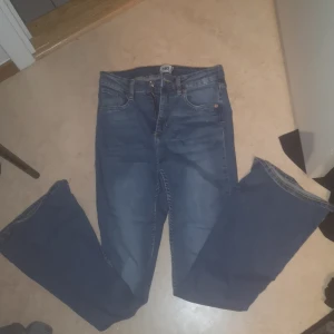 Skinny jeans - Säljer skinny jeans med boot cut då dom aldrig blivit använda. Nypris: 200kr