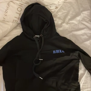 Hoodie - Knappt andvänd hoodie som är lite tight vid halsen