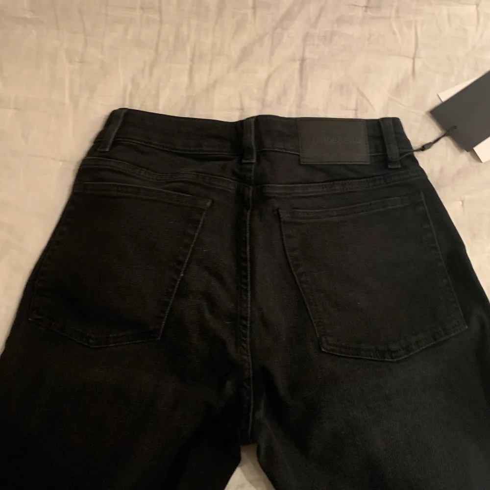 Ett par svart jeans från J.Lindeberg. Aldrig använda och helt nya!💕🌸🤩 Storlek 27/32 (se bild nr 2). Jeans & Byxor.