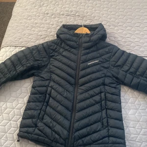 Peakperformance jacka ( stl. M ) - Köpte jackan för 2200kr i Peak Preformace affären för ungefär fyra månader sen. Säljer den för jag har för många jackor jag inte hunnit använda mycket (ungefär 4ggr). Och därför är den i nytt skick. 