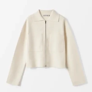 Beige Åhléns kofta - Säljer denna beiga koftan från Åhléns då den aldrig kommer till användning. Köpt här på Plick för 600kr. Mycket fint skick, som oanvänd