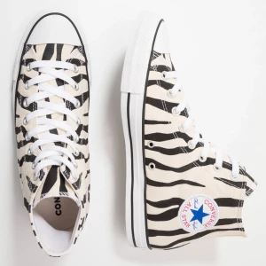 Converse - Så snygga converse. Nästintill nyskick, använda fåtal gånger. Säljer för de ej kommer till användning tyvärr. 