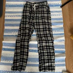 Snygga pyjamasbrallor från Lindex med storleken: 158/164 Använd bara en gång Köpt för 230 Tvättas innan den blir ivägskickad🙂