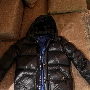 Ralph Lauren Jacka - Knappt använd  Bra skick  Strl S/M Väldigt mörk blå nästan svart   Pris kan diskuteras
