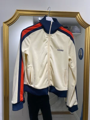 Ganni zip up - Ganni zip up! Storleken står inte men passar storlek 36-40. Köpt på Vallgatan 12 i April för 1800kr, säljer för 600! Köparen står för frakt!!