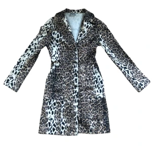 90s leo jacket/dress  - Klänning i leoprint 🐆Knäppning hela vägen. Texturen påminner lite om tunn bomullsdenim, så jag har även använt den uppknäppt som en lång tröja/jacka. Storlek 36 ❤️‍🔥mjau 