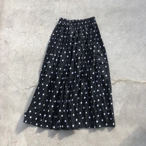 Lång kjol - Lånad bild! Lång prickig kjol från Lager 157. Storlek xs