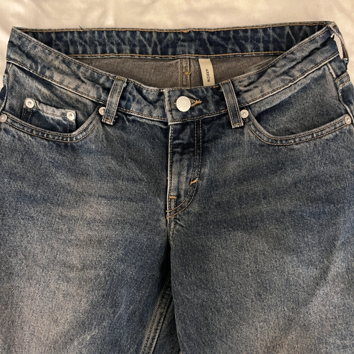 Low arrow jeans