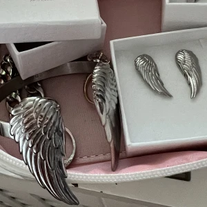 ARMBAND EDBLADS - säljer även ett matchande armband till örhängena som också finns på min sida!💕(örhängena är nu sålda) köpt för över 500 kr & jag säljer den för 150 kr⭐️ SILVER & NYSKICK❤️edblads!