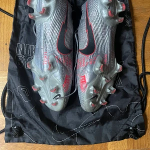 Nike fotbollsskor 43 sparsamt använda - Nike skor går inte att få tag på längre, väldigt bra skick inga skador osv då dom är för stora för mig så har knappt använt dom.