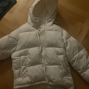 Vinterjacka  - En jättefin jacka från Hm i storlek xs men passar även en S. Modellen är slut såld på deras hemsida och i butik.   Priset kan såklart diskuteras! Nypris 500kr💓💓Köparen står för frakten!